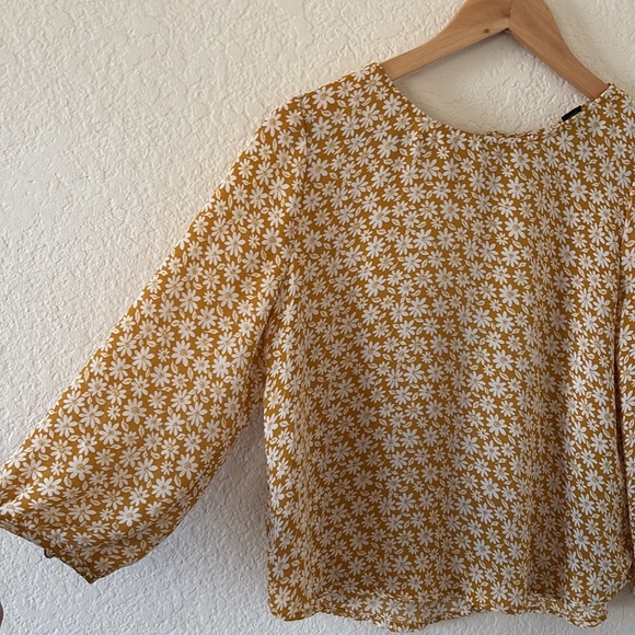 Floral 3/4 sleeves blouse Back heart cutout Size Smalll - Picture 5 of 7